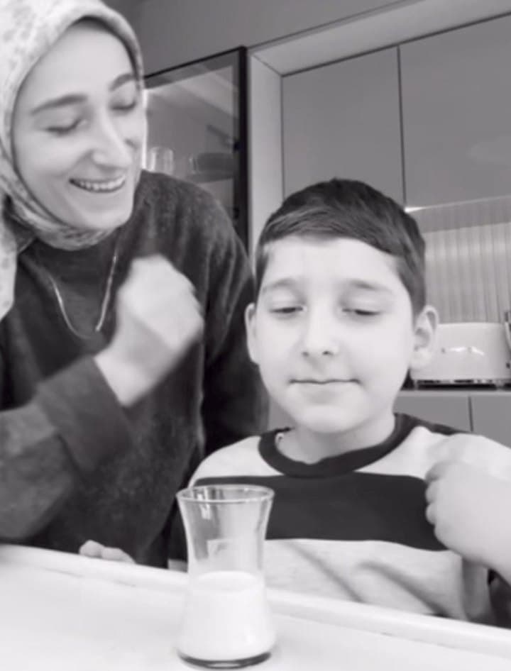 Seher'den Lezzetler'in kurucusu Seher Akıncı, mutfakta gülümserken